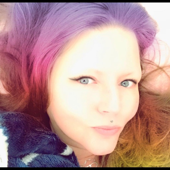 Meet your Posher, Laura - Picture 1 of 1